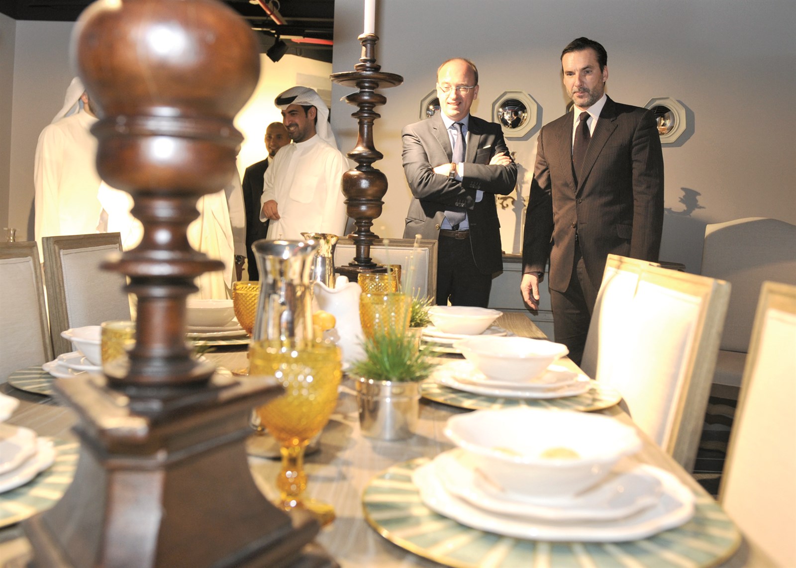 السفير البلجيكي اندي ديتالي وجو وجاكس يستمعان إلى الشرح