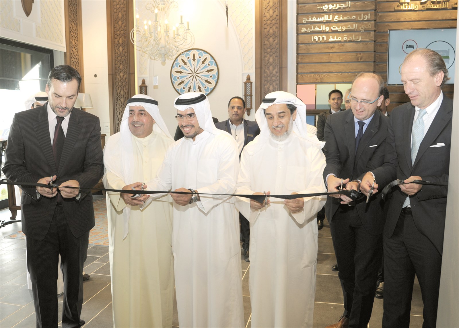 قص شريط الافتتاح