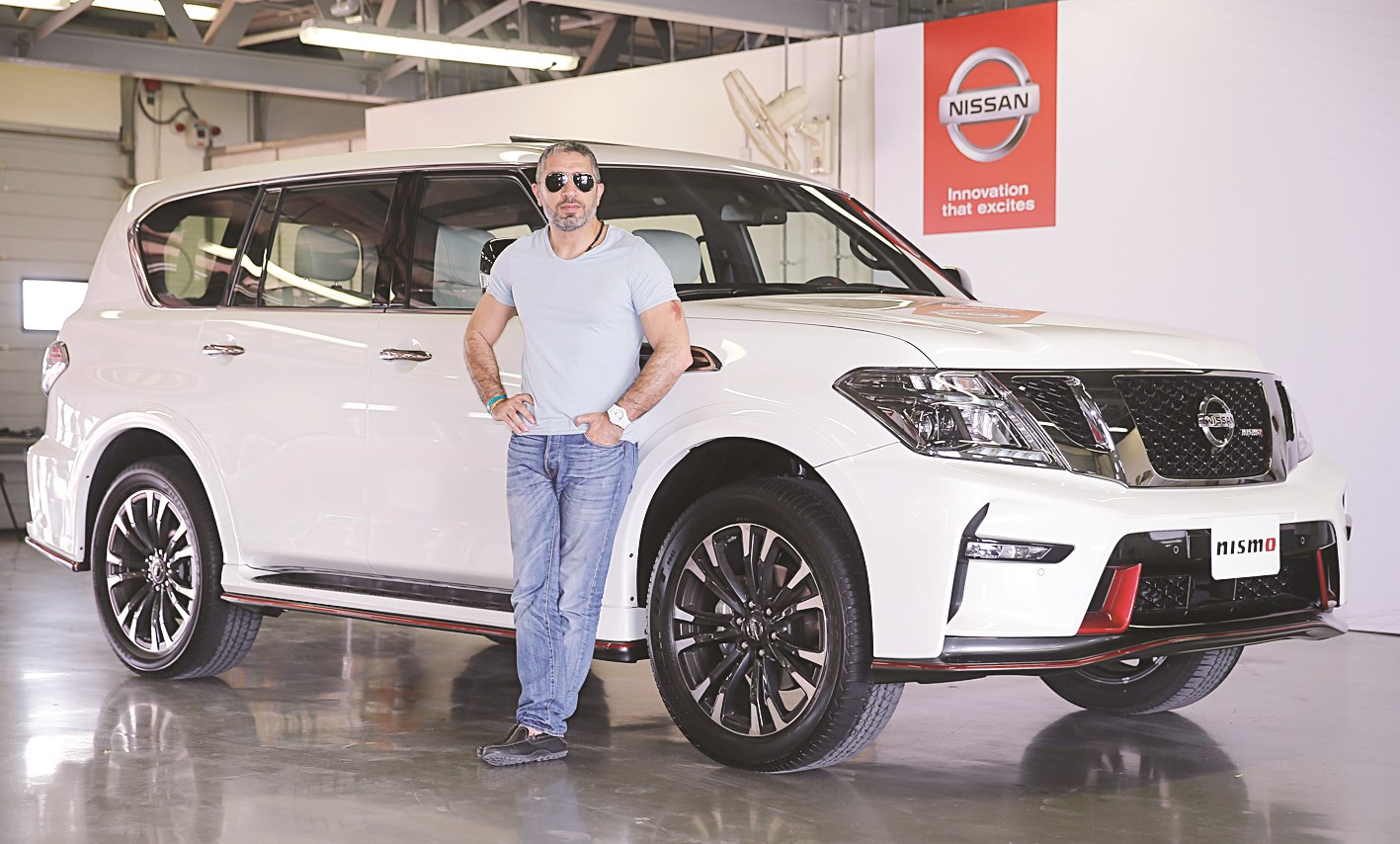 الزميل سهيل الحويك خلال تجربة السيارات الممهورة «نيسمو» في دبي