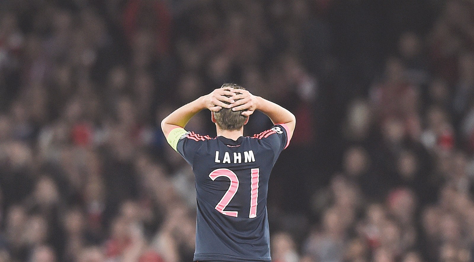 الحزن يصيب قائد بايرن ميونيخ فيليب لام بعد الهزيمة  (رويترز)