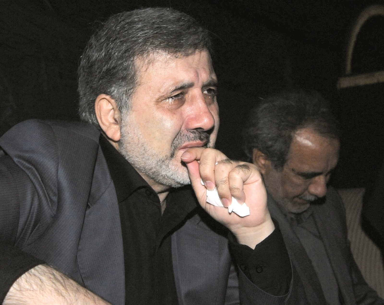 السفير الإيراني علي رضا عنايتي متأثراً (تصوير كرم ذياب)