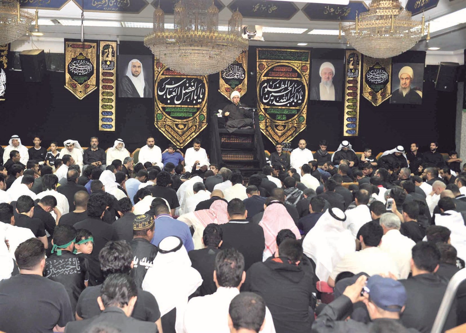 حشد في حسينية بوحمد (تصوير نور هنداوي)