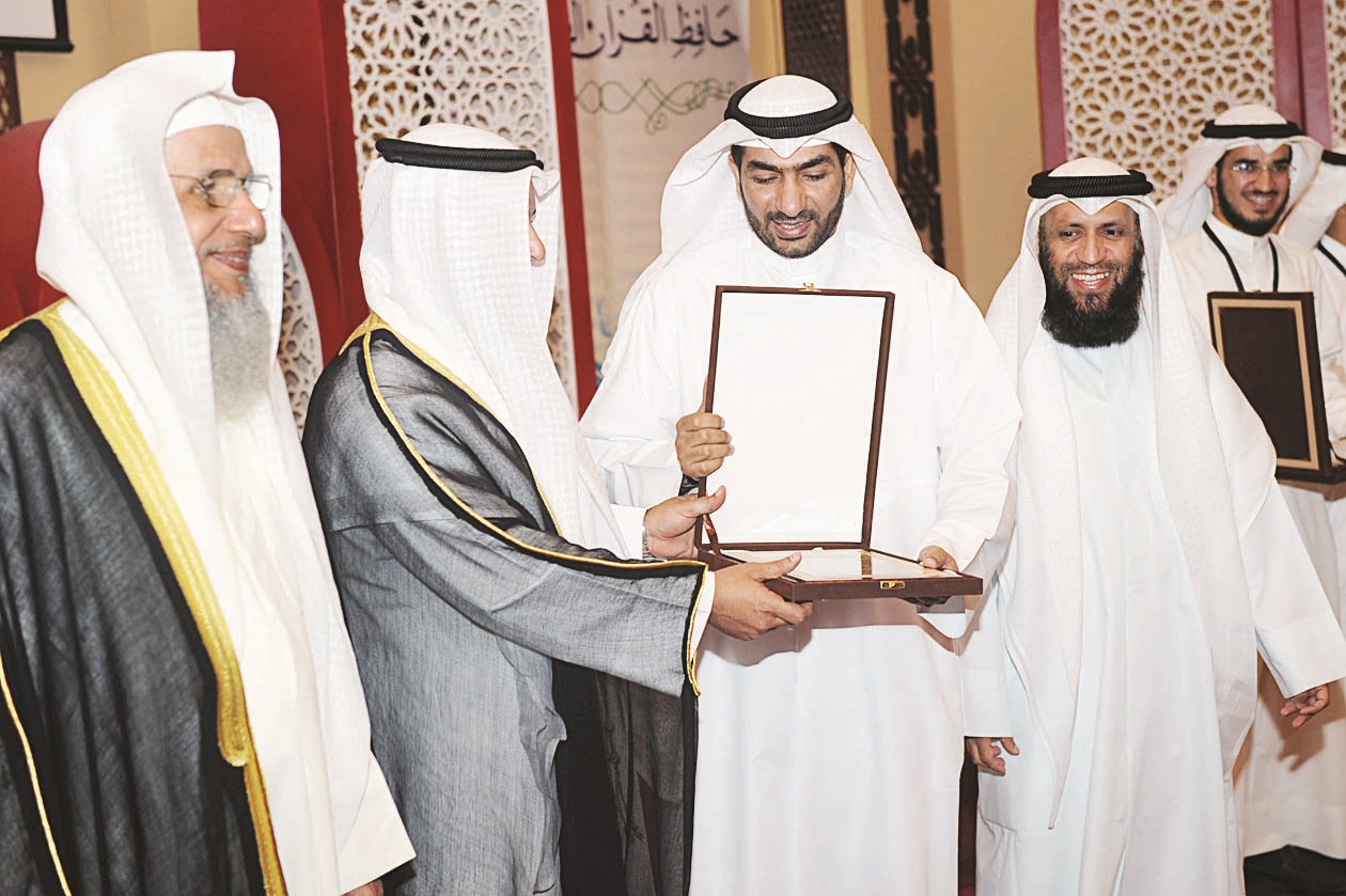 تكريم ممثل الأمانة العامة للأوقاف لدعمها للمشروع