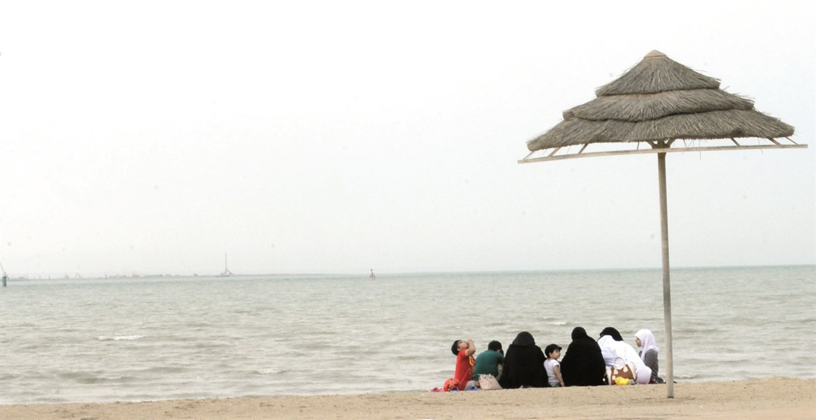 u0639u0627u0626u0644u0629 u062au062au0646u0627u0648u0644 u063au062fu0627u0621u0647u0627 u0639u0644u0649 u0634u0627u0637u0626 u0627u0644u0628u062du0631 u0645u0639 u0623u062cu0648u0627u0621 u063au0627u0626u0645u0629 u0633u0627u062du0631u0629 (u062au0635u0648u064au0631 u0623u0633u0639u062f u0639u0628u062fu0627u0644u0644u0647)