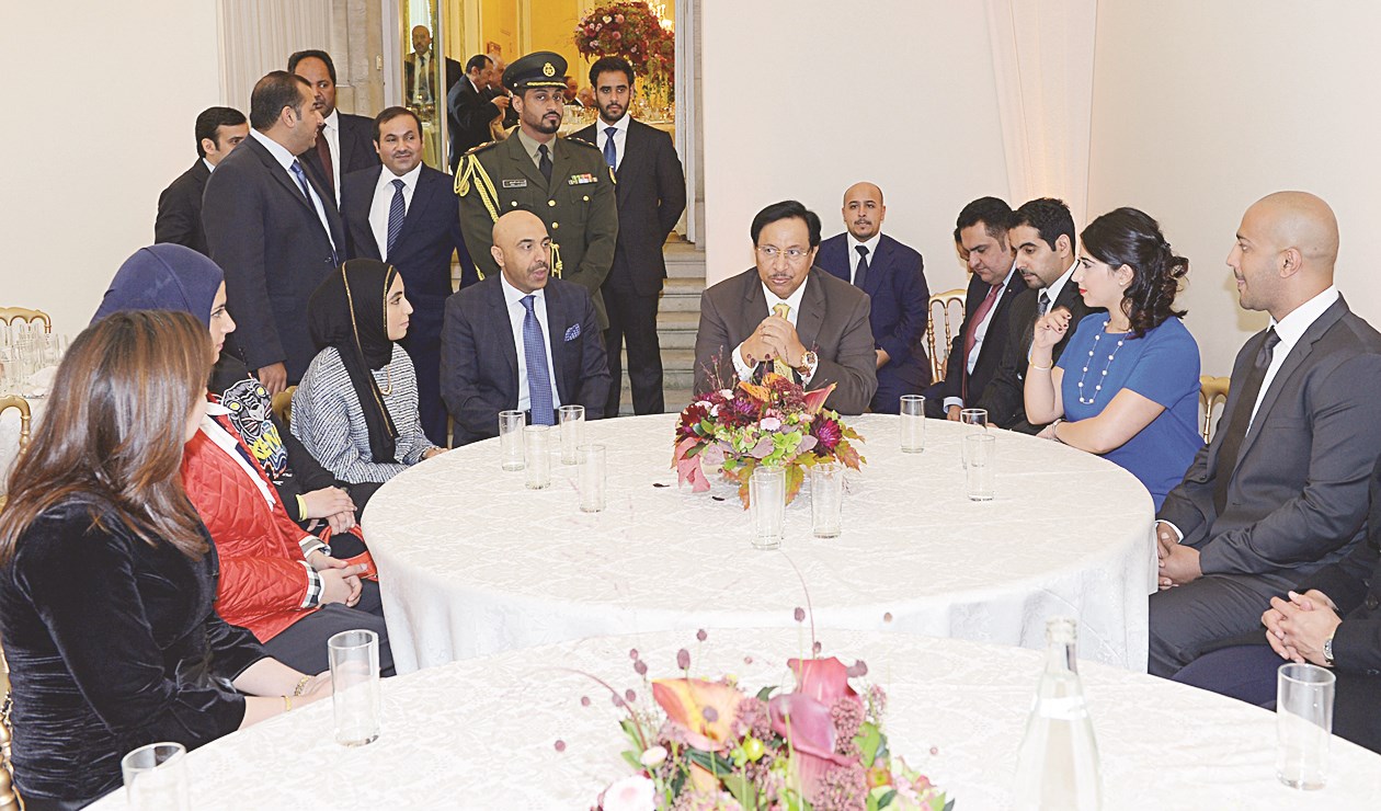 ...وأثناء لقائه الدارسين في الجامعات الفرنسية