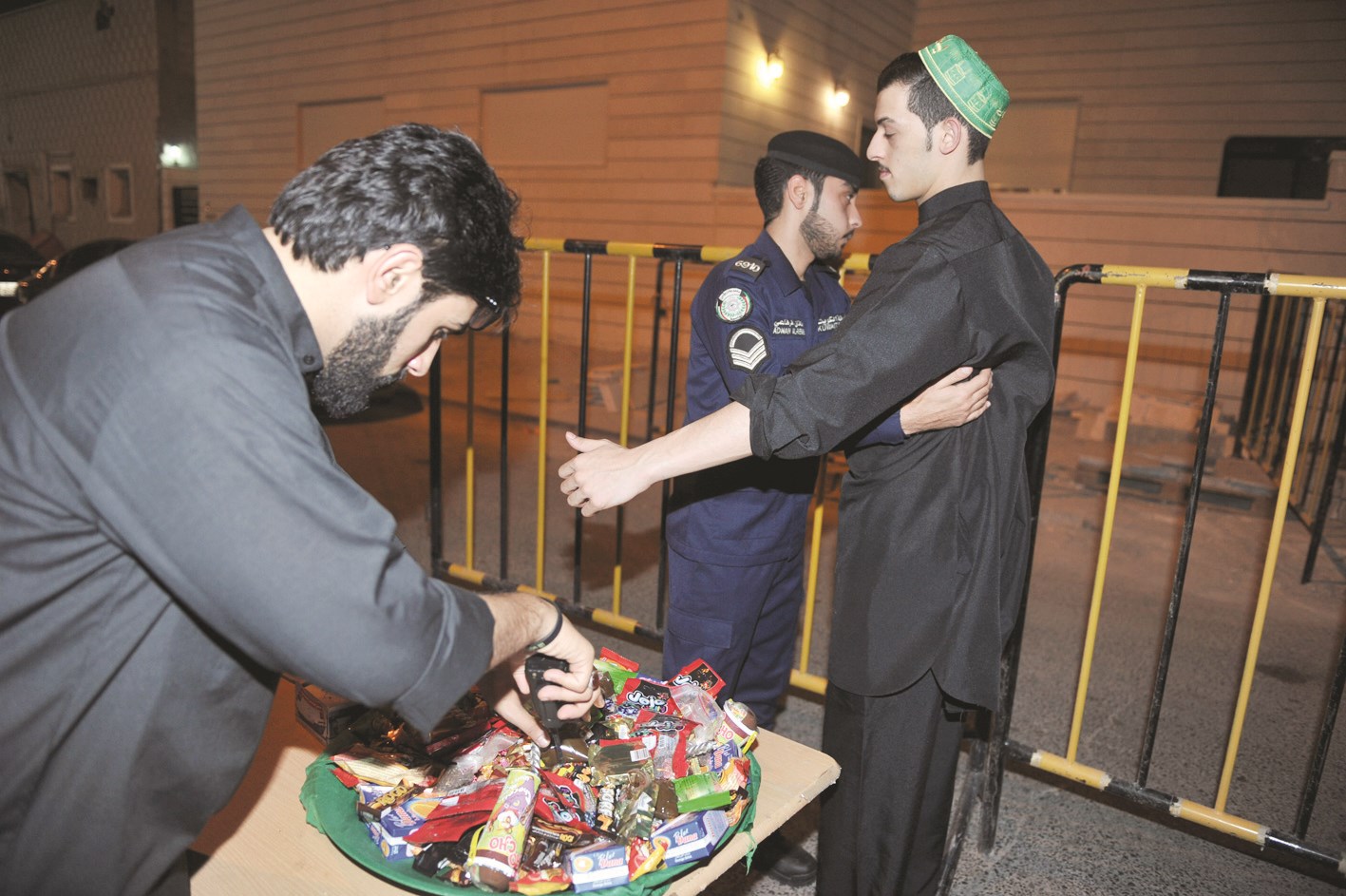 استخدام أجهزة فحص المتفجرات في تفتيش الحلويات