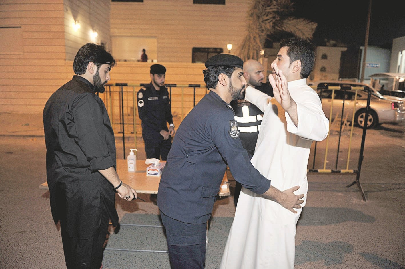 تفتيش (تصوير سعد هنداوي)