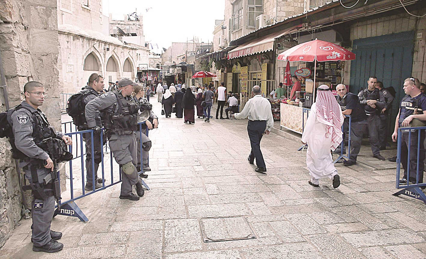 u0641u0644u0633u0637u064au0646u064au0648u0646 u064au0645u0631u0651u0648u0646 u0623u0645u0627u0645 u0646u0642u0637u0629 u062au0641u062au064au0634 u0644u0642u0648u0627u062a u0627u0644u0623u0645u0646 u0627u0644u0625u0633u0631u0627u0626u064au0644u064au0629 u0641u064a u0627u0644u0628u0644u062fu0629 u0627u0644u0642u062fu064au0645u0629 u0641u064a u0627u0644u0642u062fu0633 ( u0627 u0641 u0628)