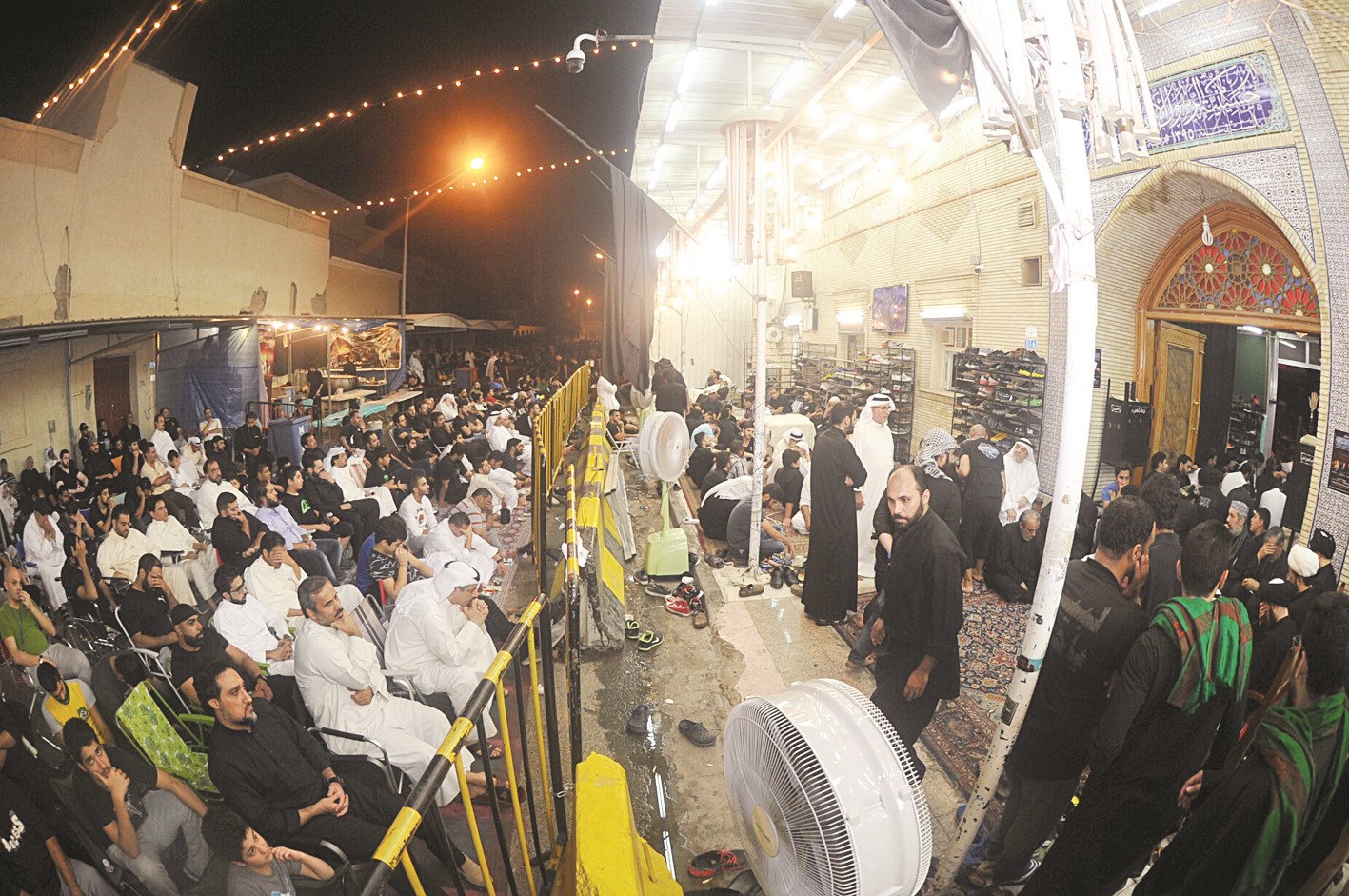 ...وفي خارج الحسينية