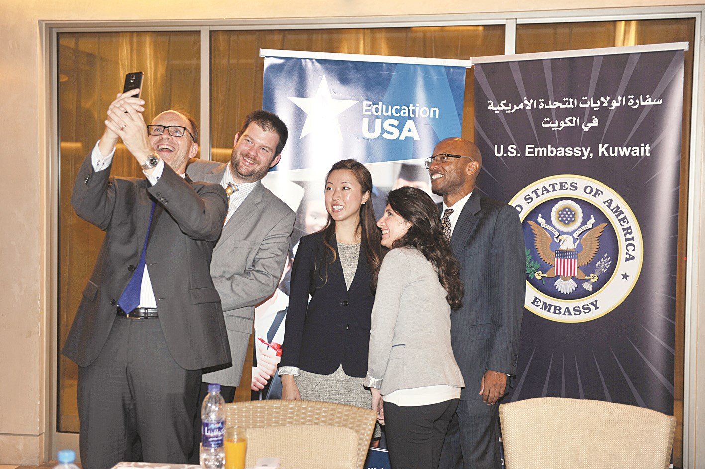 «سيلفي» السفير سيليمان خلال المعرض