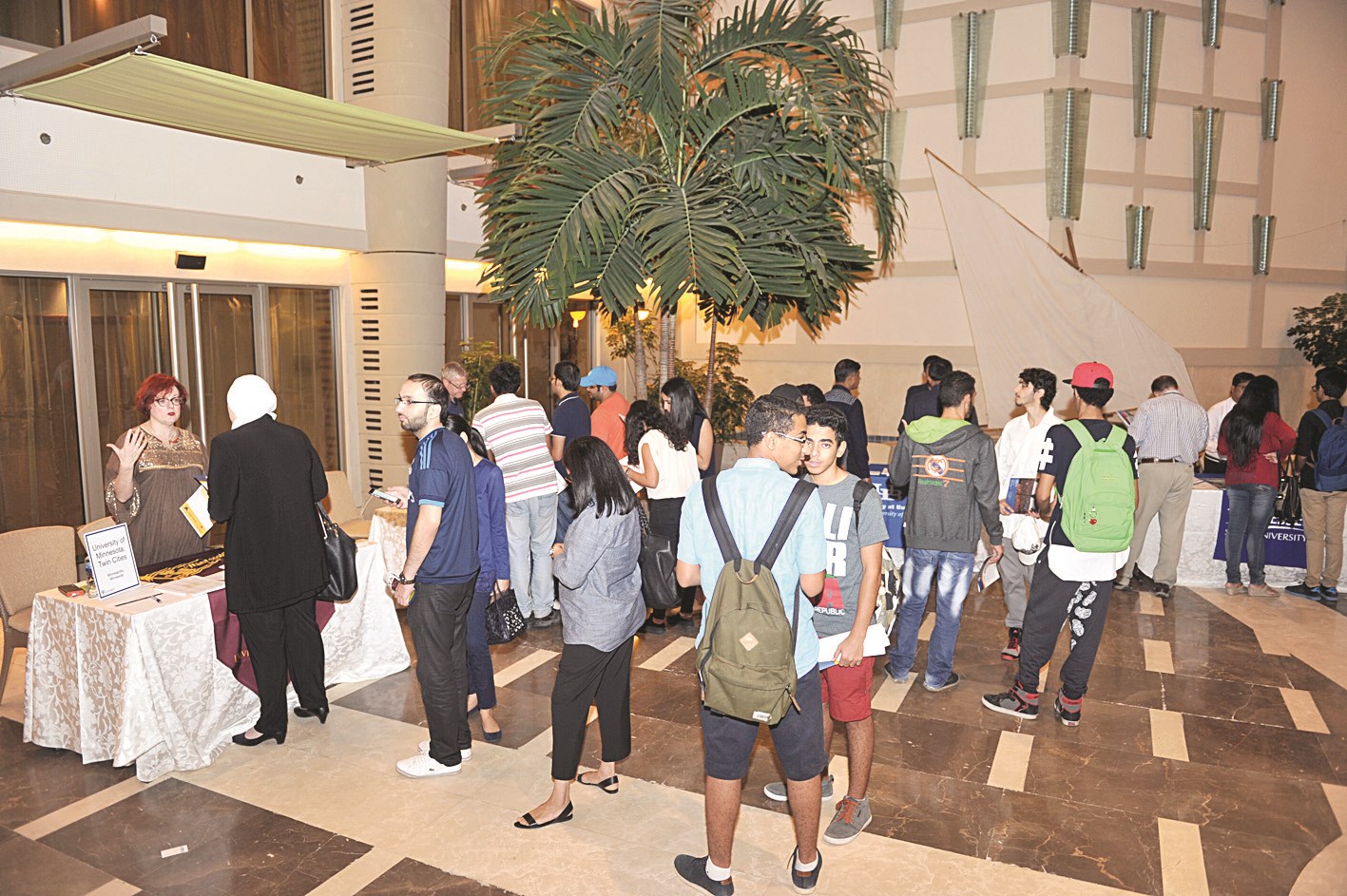 حضور طلابي للسؤال عن الفرص التعليمية في أميركا