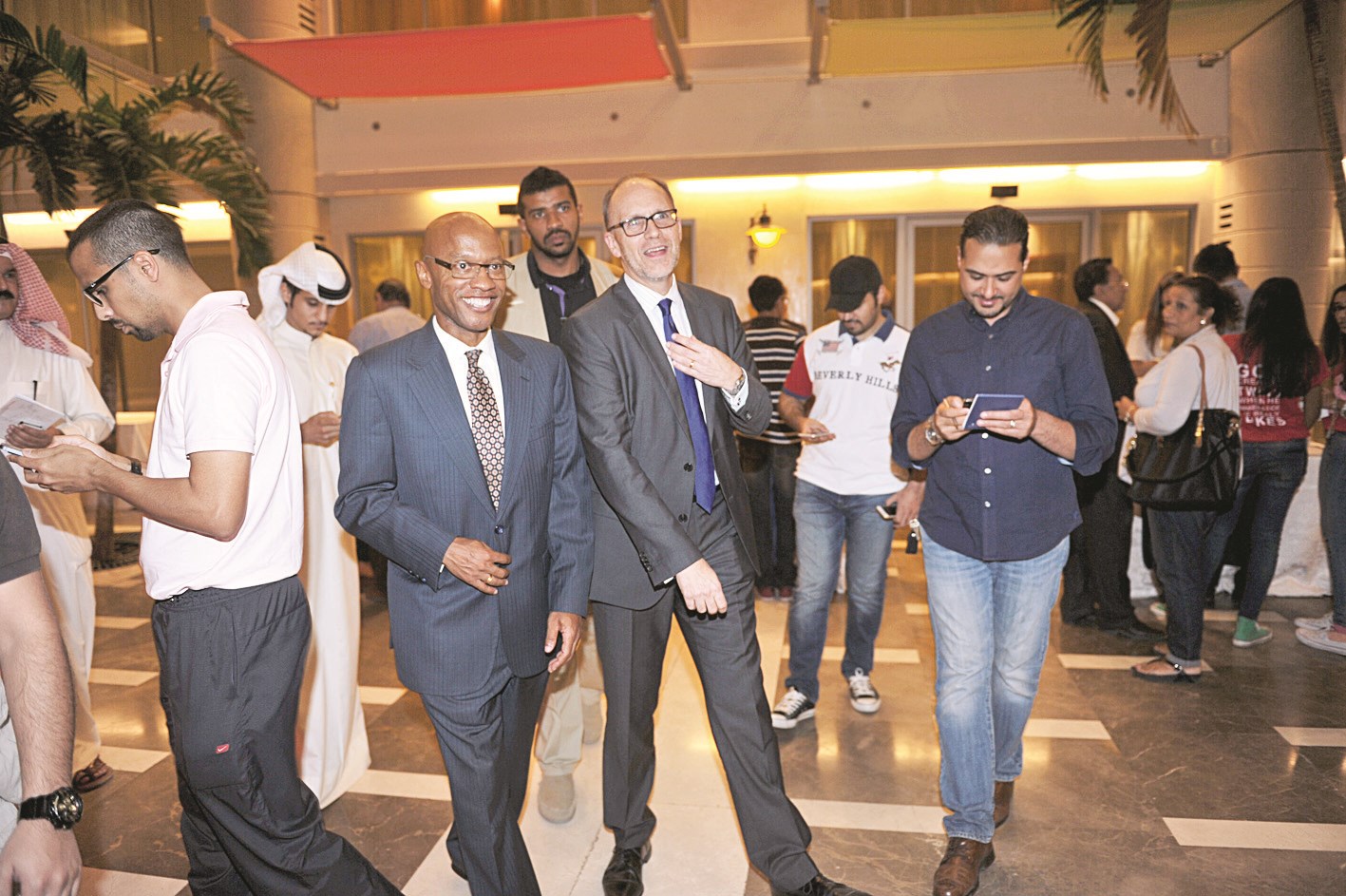 السفير الأميركي وتشارلز كول في معرض الجامعات الأميركية ومتابعة من «الراي»       (تصوير نور هنداوي)