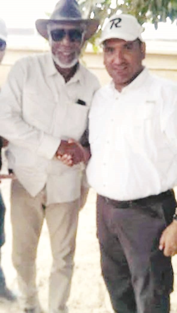 ... ويصافح مصريا في منطقة الأهرامات