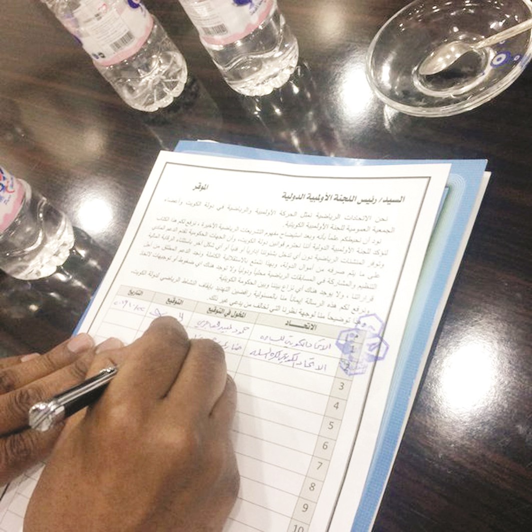 ضاري برجس يوقع على مبادرة اتحاد السباحة