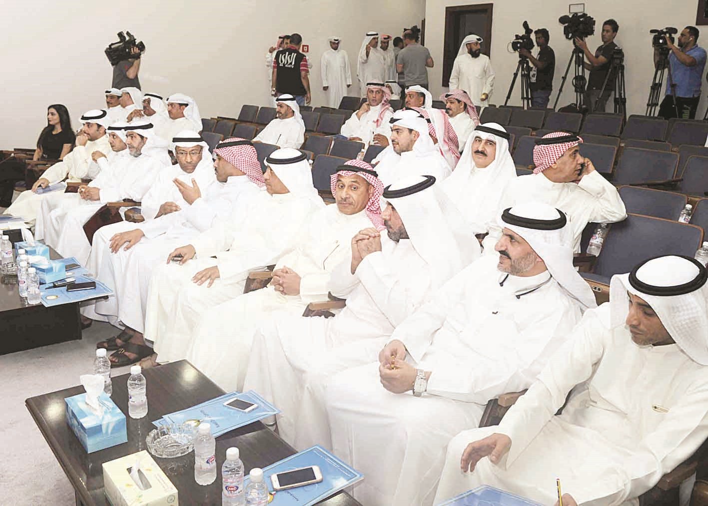 جانب من الحضور في المؤتمر الصحافي الذي عقده طلال الفهد