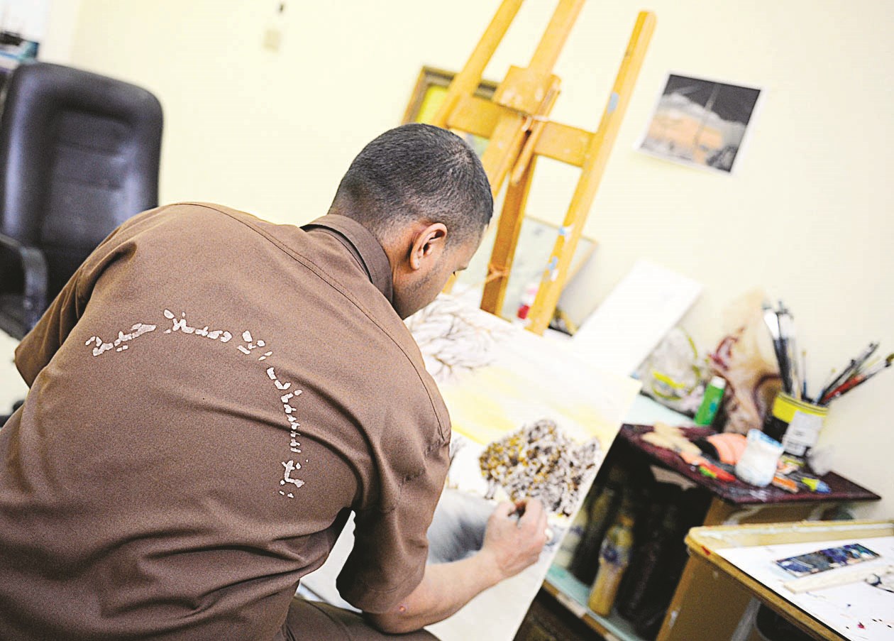 سجين يمارس هواية الرسم