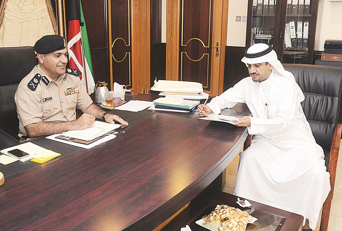 الديين متحدثا للزميل منصور الشمري (تصوير زكريا عطية)