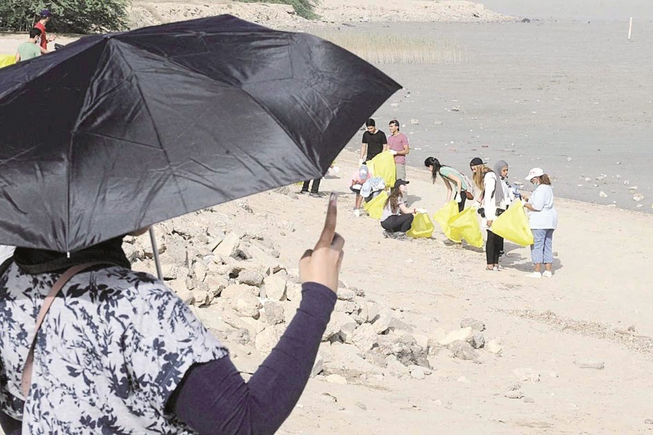 تنظيف الشواطئ أحد نشاطات المتطوعين