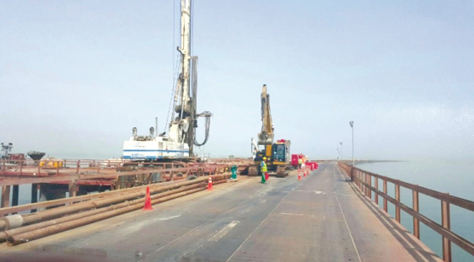 جانب من الأعمال الإنشائية لجسر جابر