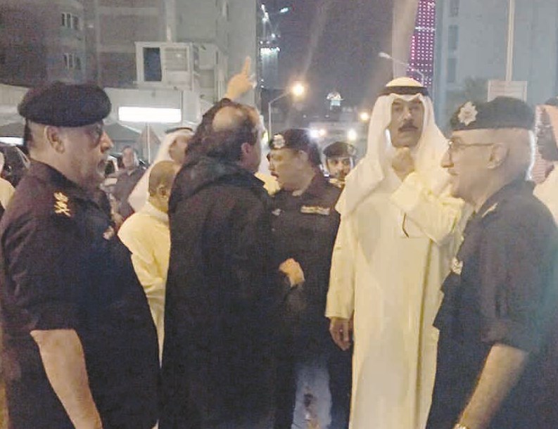 محمد الخالد خلال جولة ميدانية برفقة وكلاء وقياديي «الداخلية»