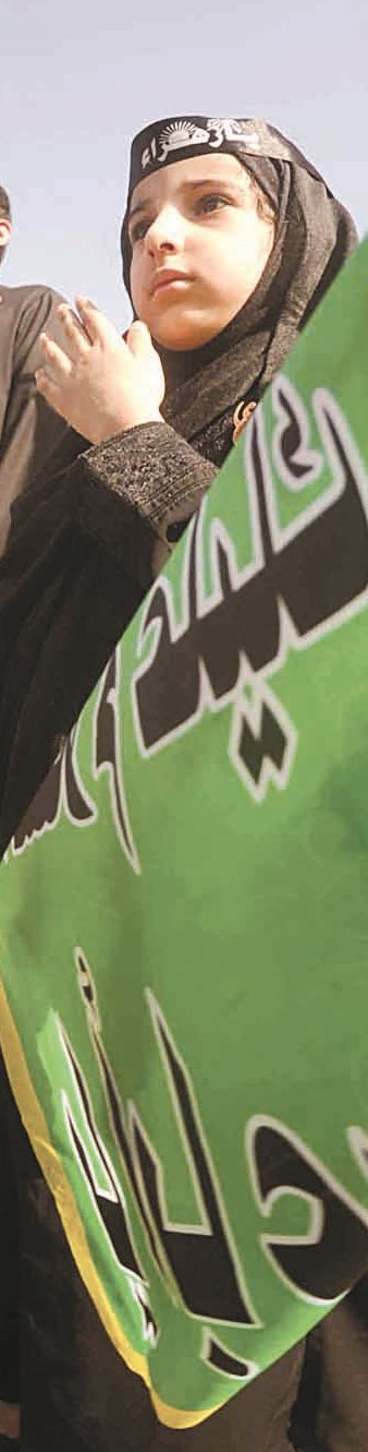 طفلة تحمل العلم