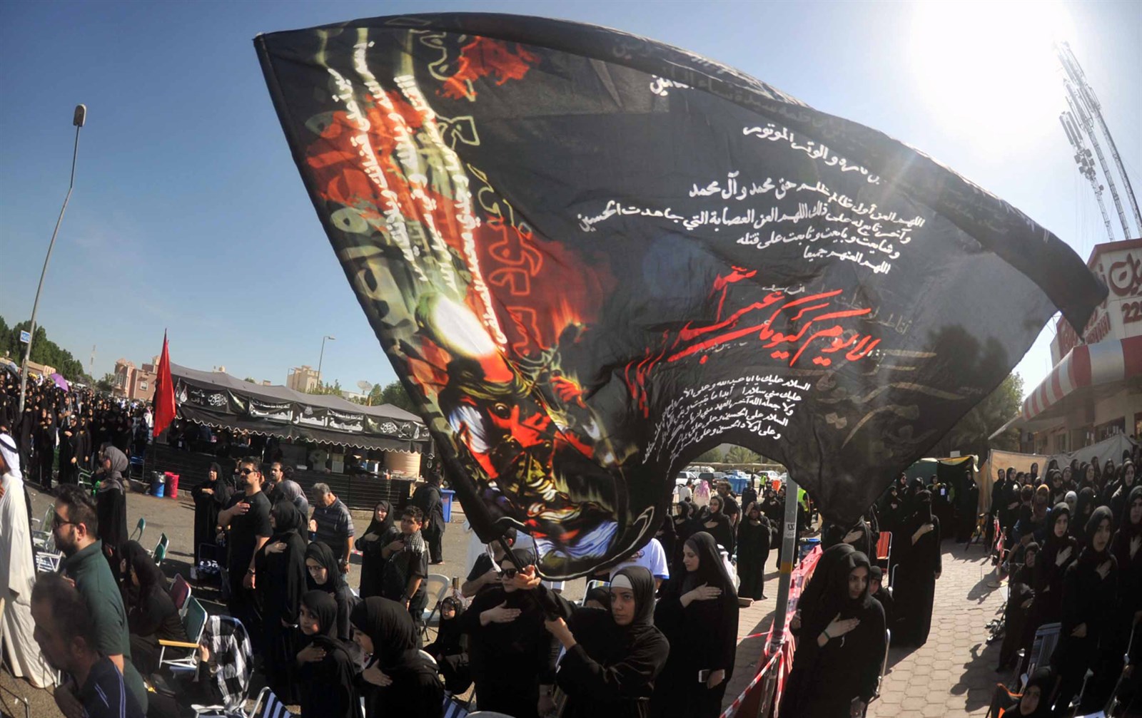 الأعلام السوداء رفرفت بالمناسبة