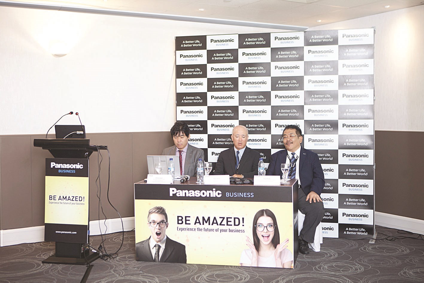 شينيتشي واكيتا متحدثاً في المؤتمر الصحافي