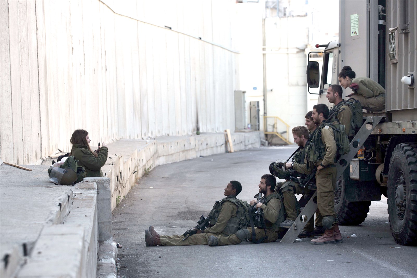 u062cu0646u0648u062f u0625u0633u0631u0627u0626u064au0644u064au0648u0646 u064au0644u062au0642u0637u0648u0646 u0635u0648u0631u0629 u062cu0645u0627u0639u064au0629 u0642u0631u0628 u0627u0644u062cu062fu0627u0631 u0627u0644u0641u0627u0635u0644 u0641u064a u0628u064au062a u0644u062du0645 ( u0627 u0641 u0628)