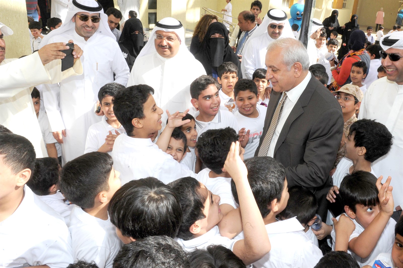 u0637u0644u0627u0628 u064au062du064au0637u0648u0646 u0628u0627u0644u0648u0632u064au0631 u062au0631u062du064au0628u0627u064b u0628u0647