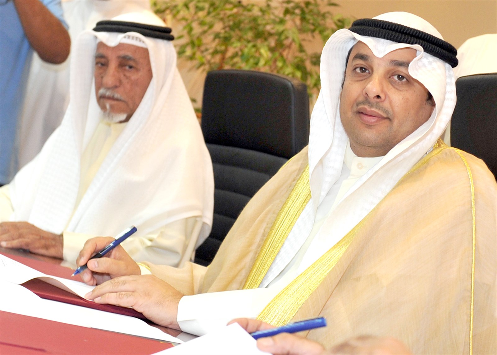 الصانع موقعاً عقد الصيانة والإنشاء (تصوير سعد هنداوي)