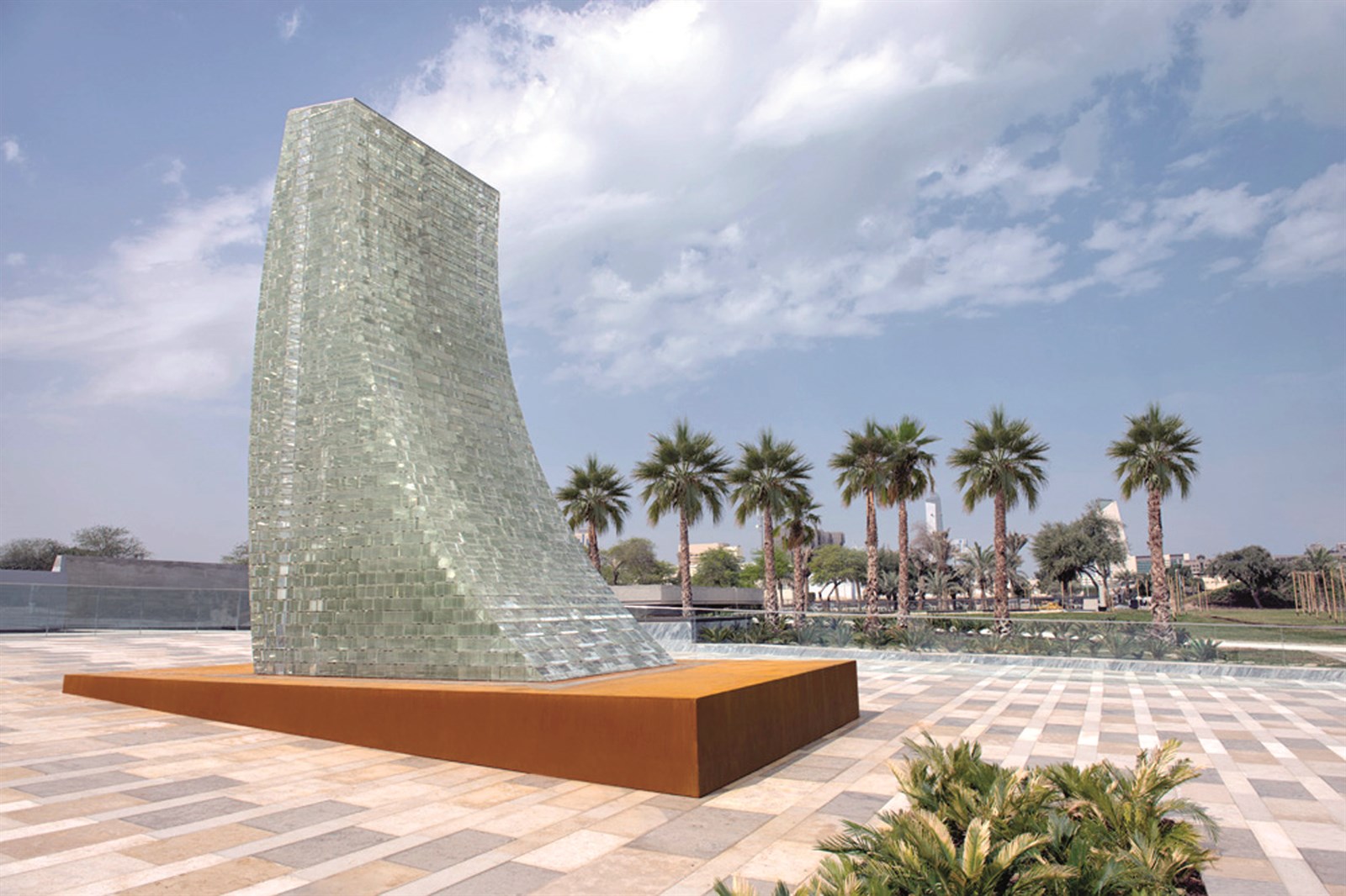 منظر عام للحديقة وفي الكادر اللوحة التذكارية لافتتاحها