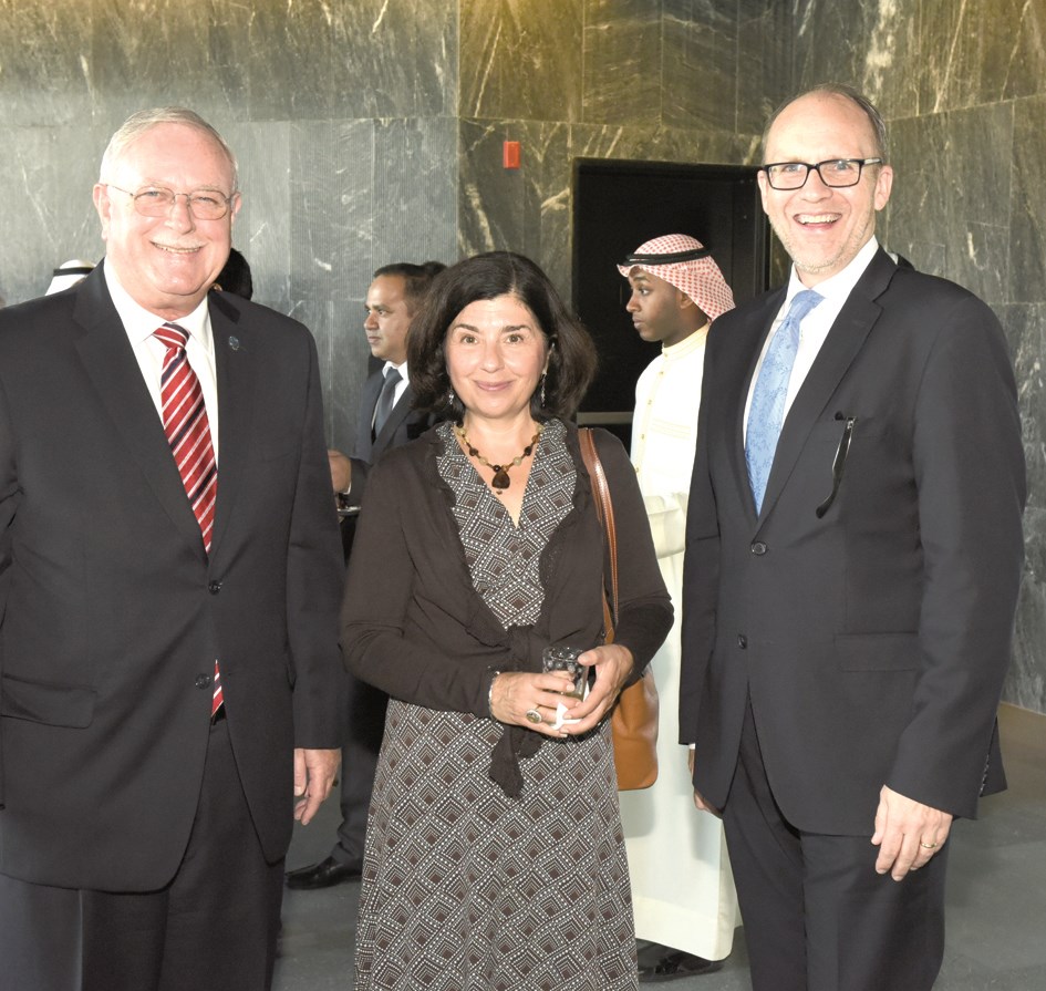 سيليمان وحرمه مع غريغ ستيفنس