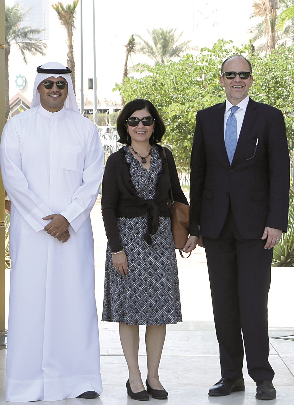 دوغلاس سيليمان وعقيلته مع يوسف البعيجان