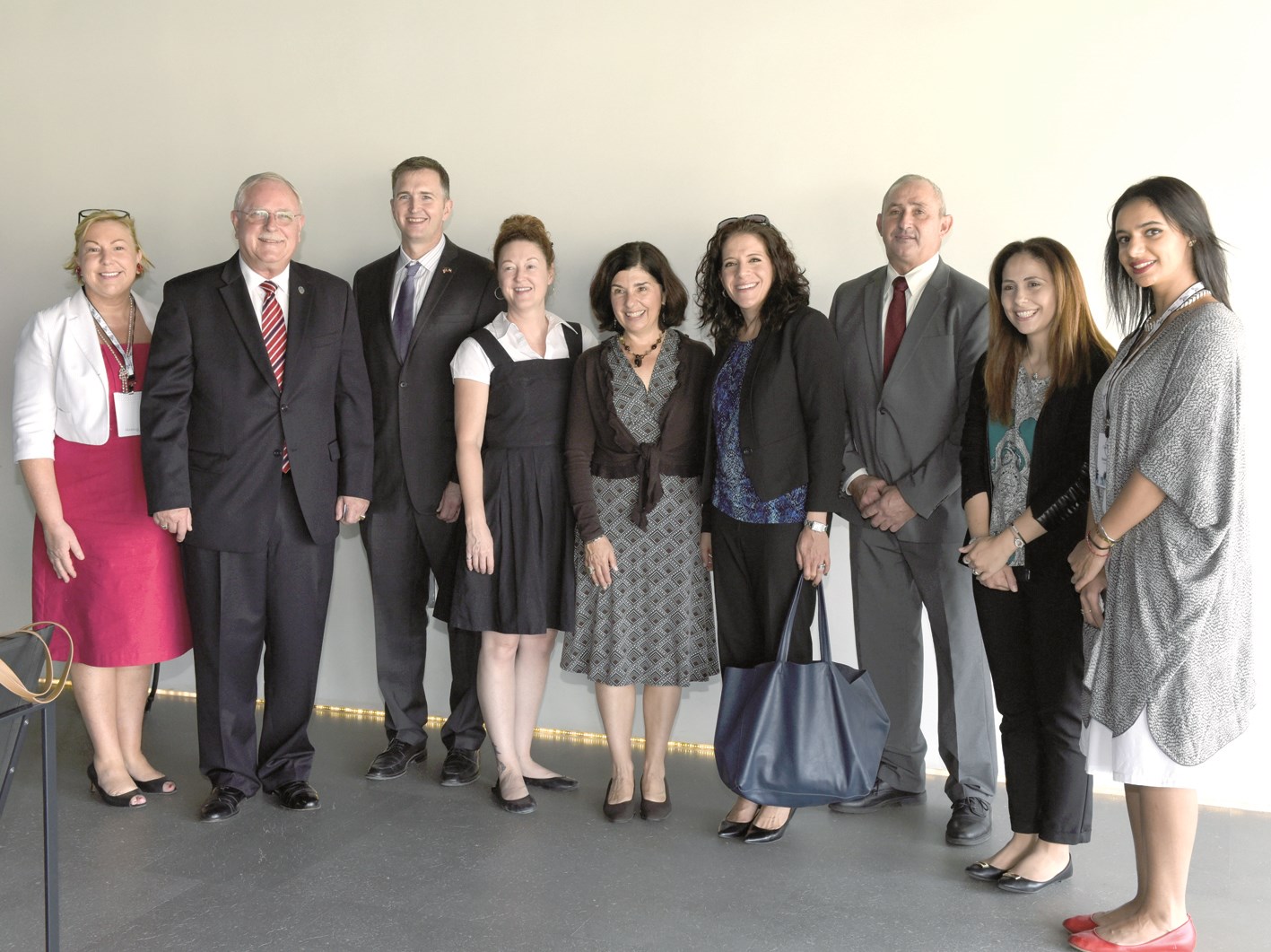 ممثلو السفارة الأميركية ومجلة كورسبوندنت تتوسطهم كاثرين سيليمان