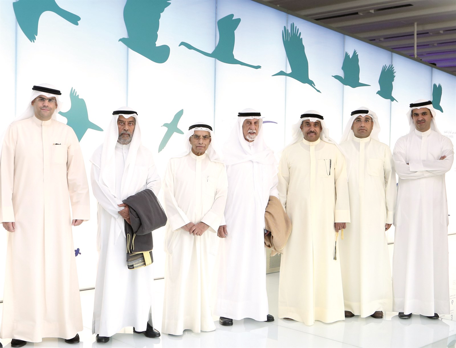 (من اليمين) عبدالله الملا ونجيب الفليج وعزام الفليج وعبدالعزيز الغنام وعبد الرحمن الغنيم ونجيب الملا وعبدالعزيز اسحق