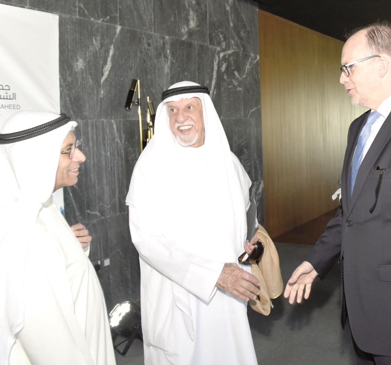 السفير الأميركي مع عبدالعزيز الغنام وعبدالرحمن الغنيم