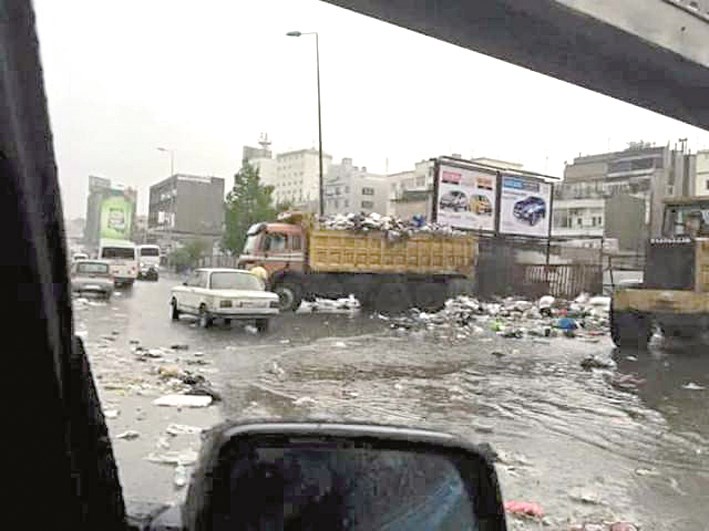 الطريق غصّ بالأمطار والنفايات