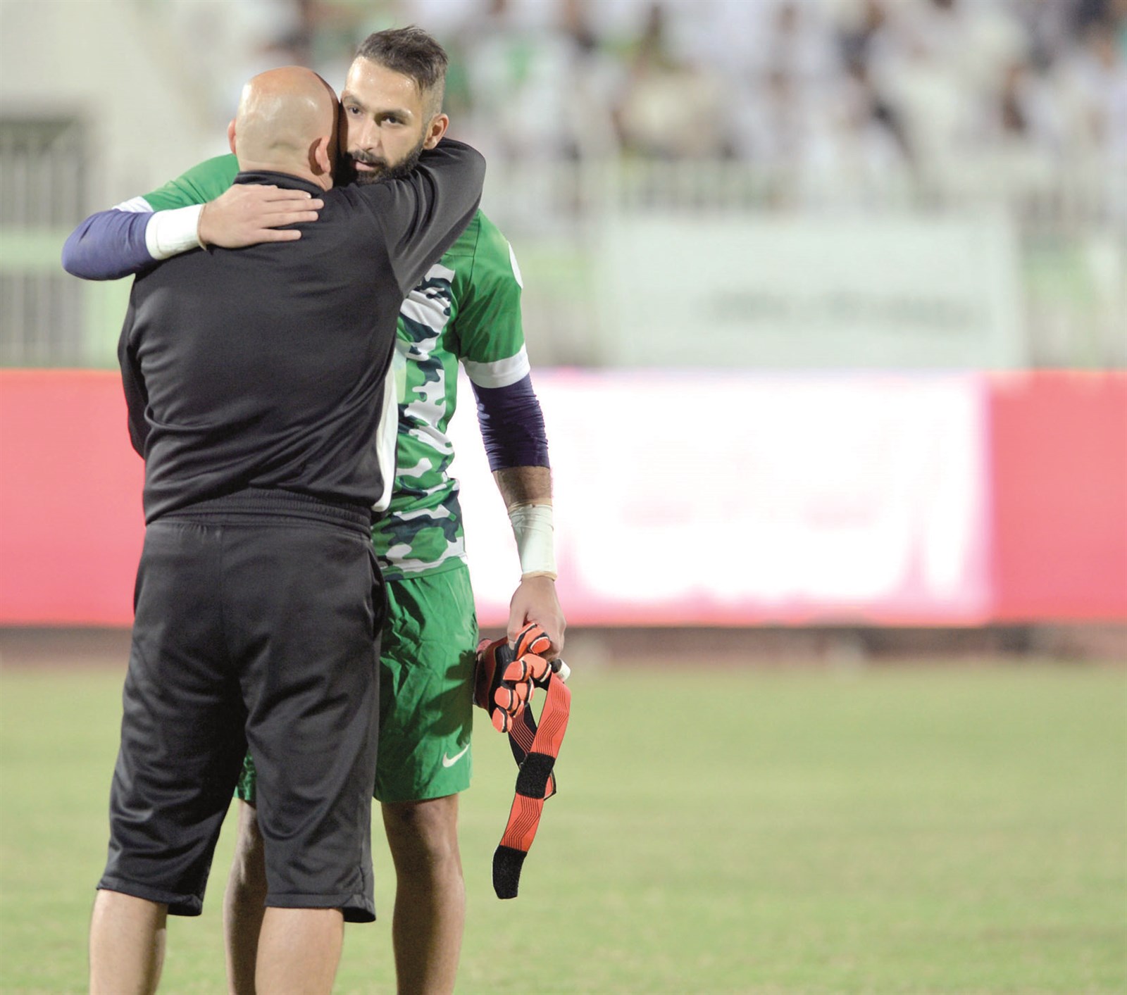 حميد القلاف بعد إصابته في المباراة أمام «الكويت» في دوري الموسم الماضي (الأزرق دوت كوم)