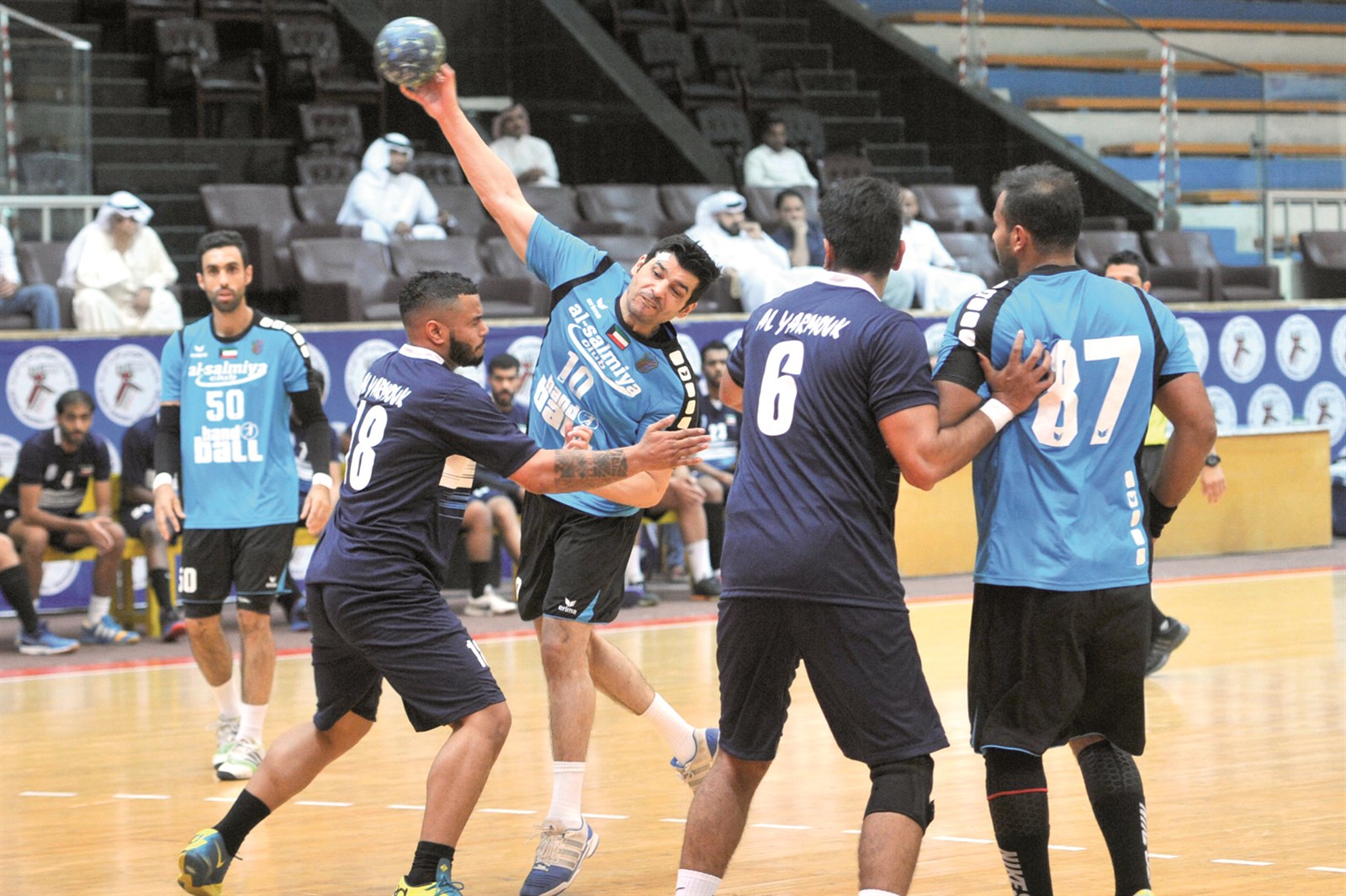 u0644u0627u0639u0628 u0627u0644u0633u0627u0644u0645u064au0629 u0645u062du0645u062f u0627u0644u0641u0636u0644u064a u0645u0635u0648u0651u0628u0627 u0627u0644u0643u0631u0629 u0625u0644u0649 u0645u0631u0645u0649 u0627u0644u064au0631u0645u0648u0643 (u062au0635u0648u064au0631 u0646u0648u0631 u0647u0646u062fu0627u0648u064a)