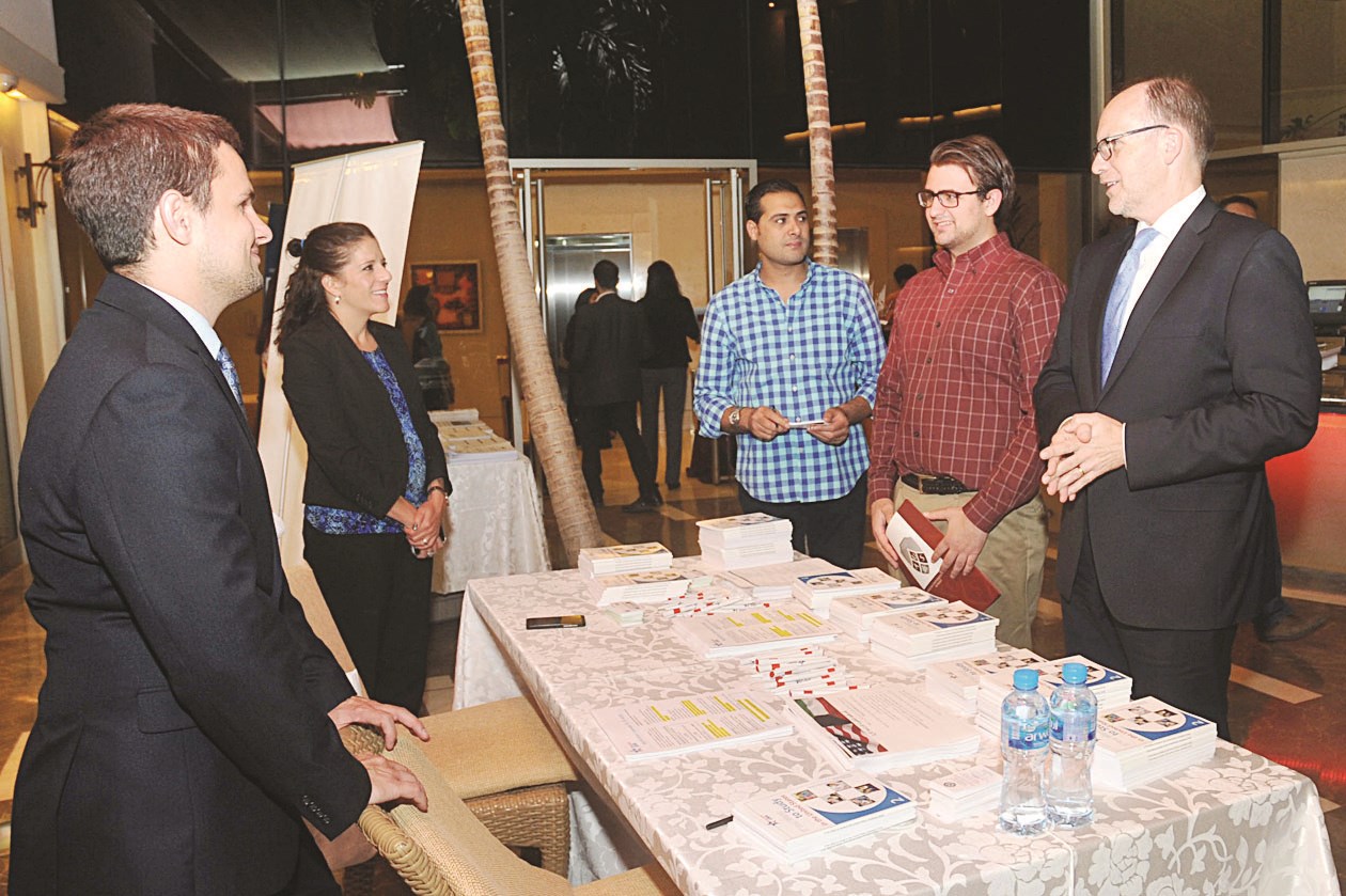 السفير الأميركي وإلى جانبه ابنه بن