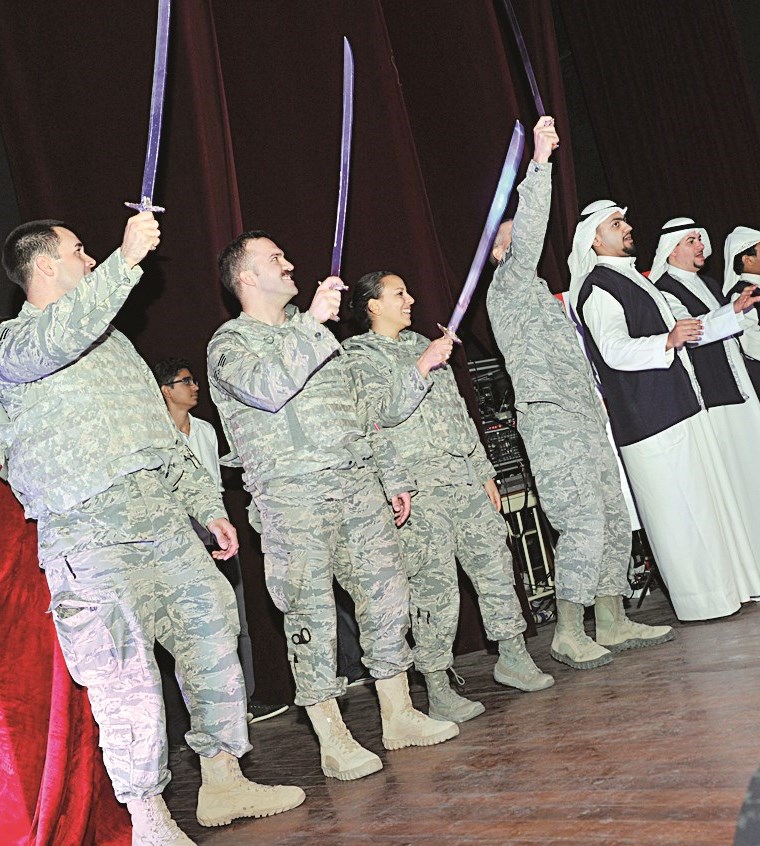 جنود أميركيون يؤدون «العرضة» (تصوير سعد هنداوي)