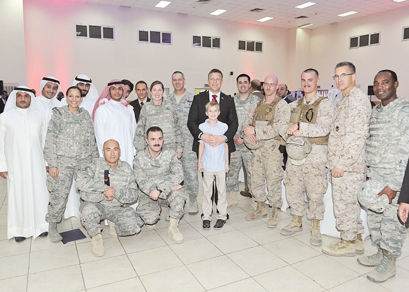 الناطق باسم السفارة ومجندون أميركيون وعاملون في المدرسة