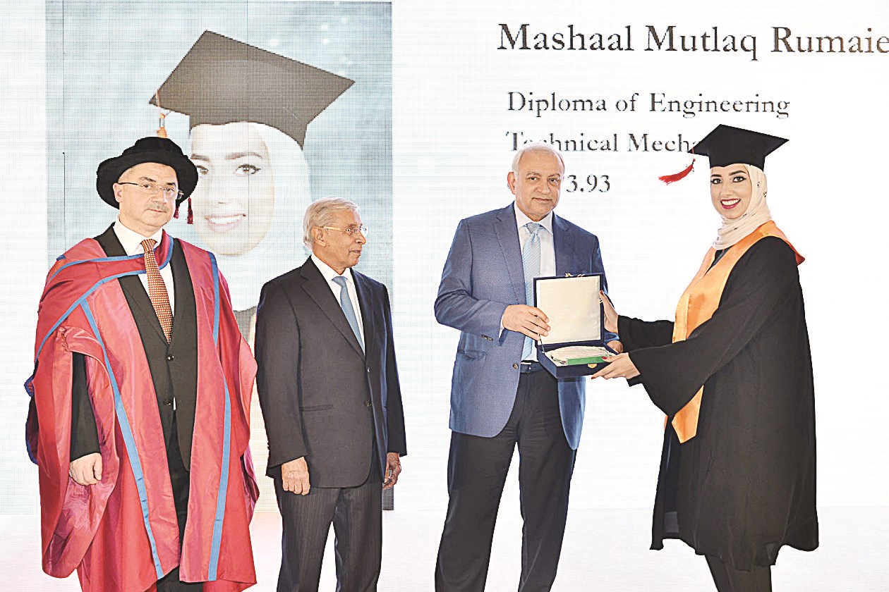 العيسى مكرماً إحدى طالبات الدبلوم