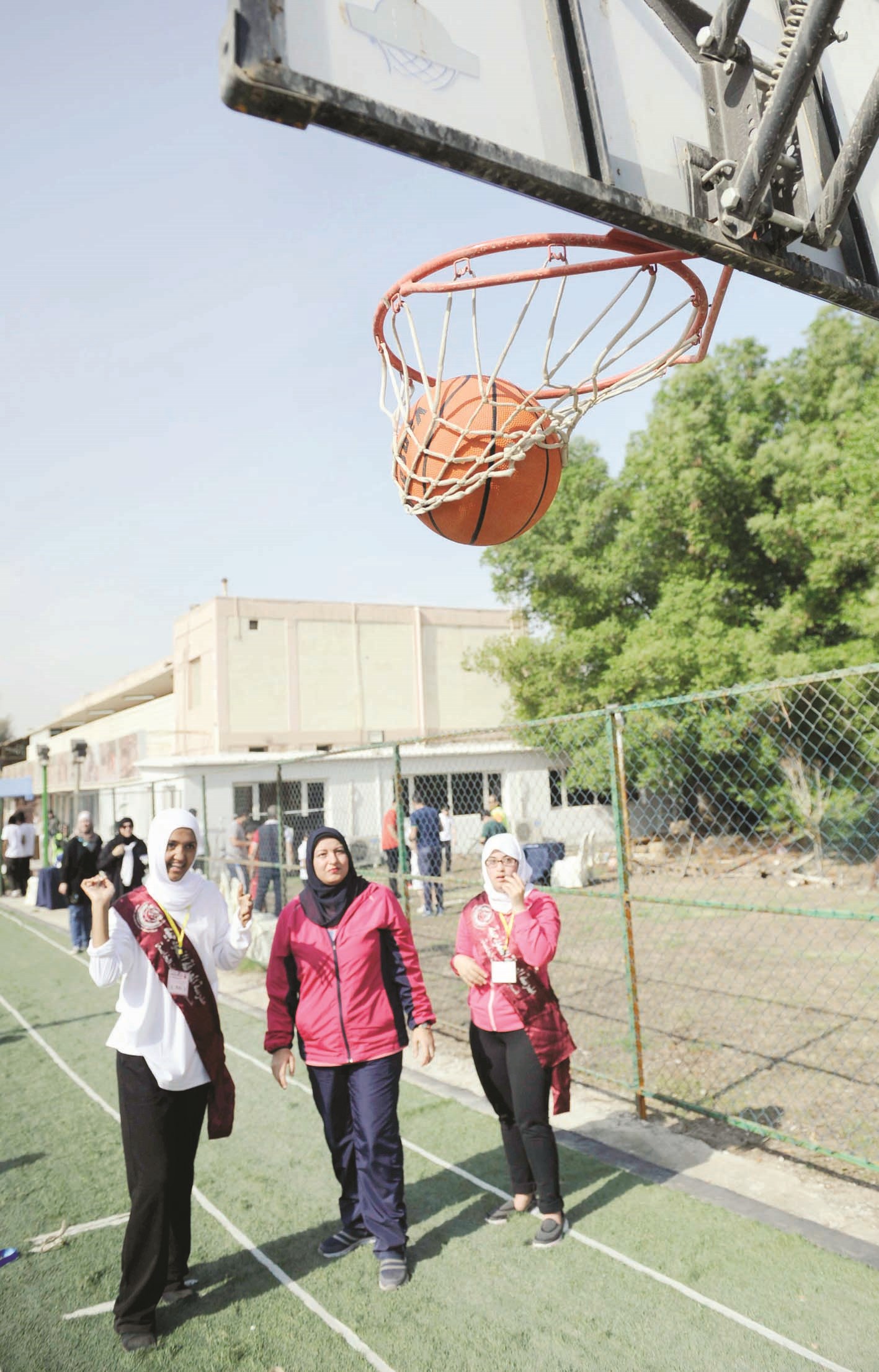 فتيات يلعبن كرة السلة (تصوير نايف العقلة)