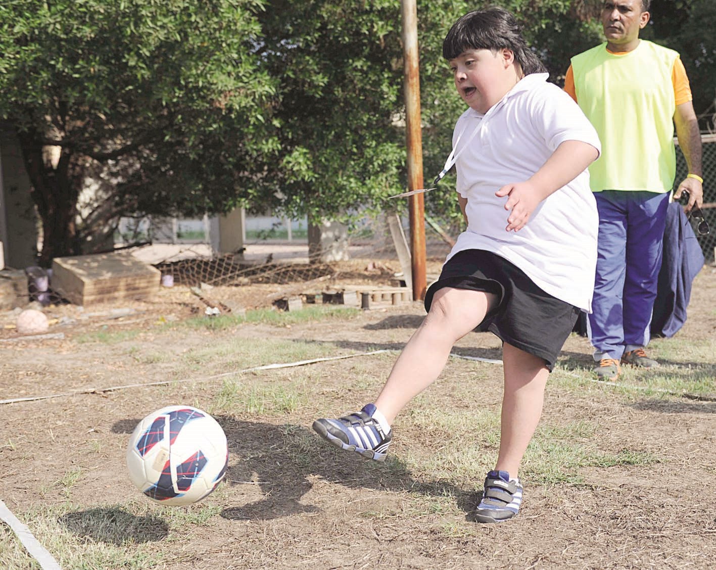 ... وفتى يلعب كرة القدم