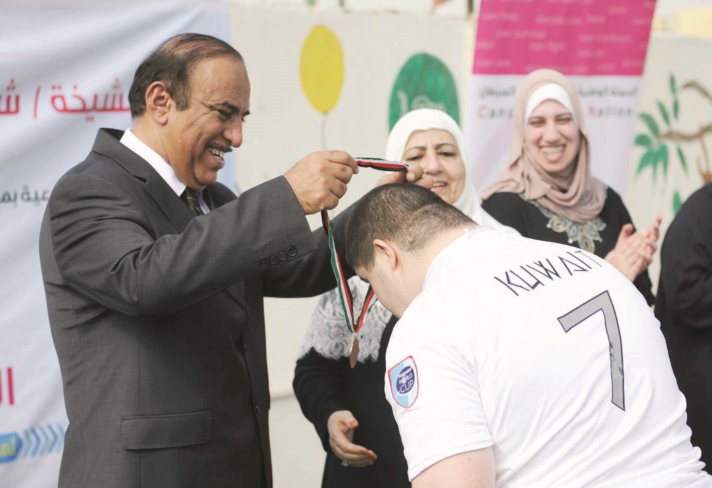 الصالح يتوج أحد الفائزين