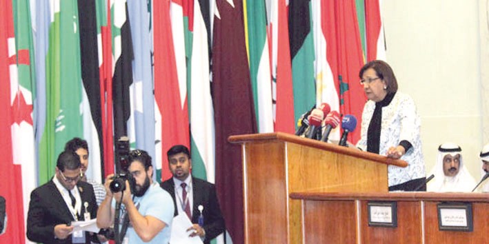 موضي الحمود تلقي كلمتها