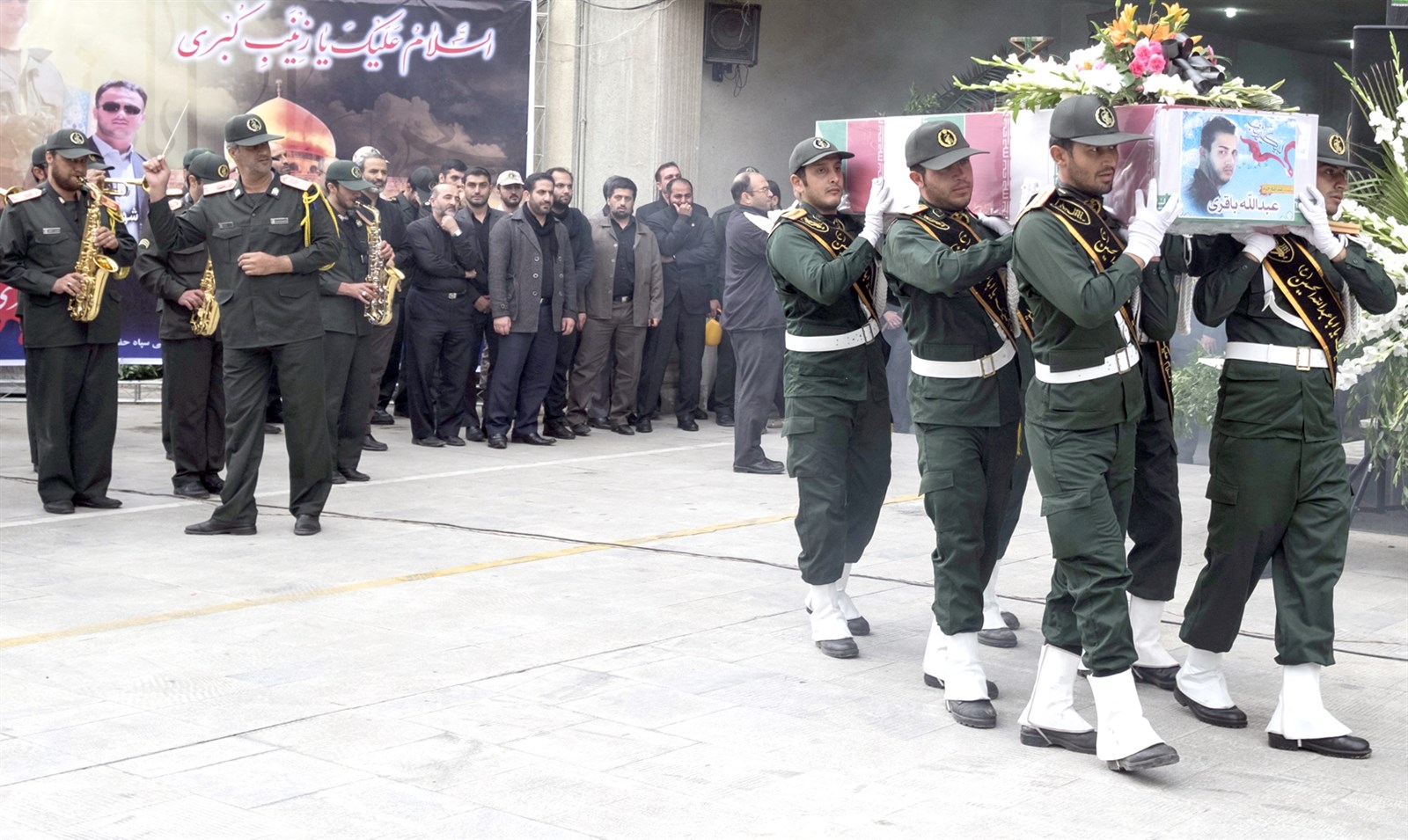 u062cu062bu0645u0627u0646 u0639u0628u062fu0627u0644u0644u0647 u0628u0627u0642u0631u064a u0645u0631u0627u0641u0642 u0627u0644u0631u0626u064au0633 u0627u0644u0625u064au0631u0627u0646u064a u0627u0644u0633u0627u0628u0642 u0645u062du0645u0648u062f u0623u062du0645u062fu064a u0646u062cu0627u062f u0627u0644u0630u064a u0642u062au0644 u0641u064a u0633u0648u0631u064au0629 u062eu0644u0627u0644 u062au0634u064au064au0639u0647 u0641u064a u0637u0647u0631u0627u0646 u0623u0645u0633. (u0631u0648u064au062au0631u0632)