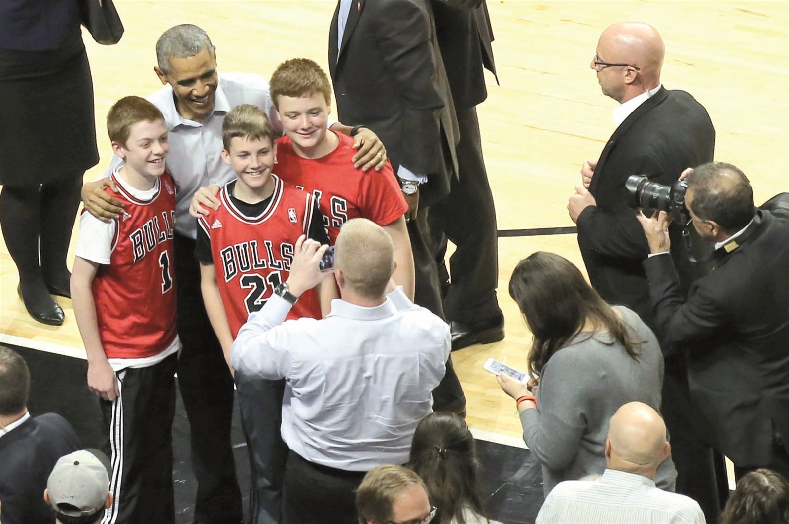 u0645u0634u062cu0639u0648u0646 u0644u0628u0648u0644u0632 u064au0644u062au0642u0637u0648u0646 u0635u0648u0631u0629 u062au0630u0643u0627u0631u064au0629 u0645u0639 u0623u0648u0628u0627u0645u0627 b(u0623 u0628)