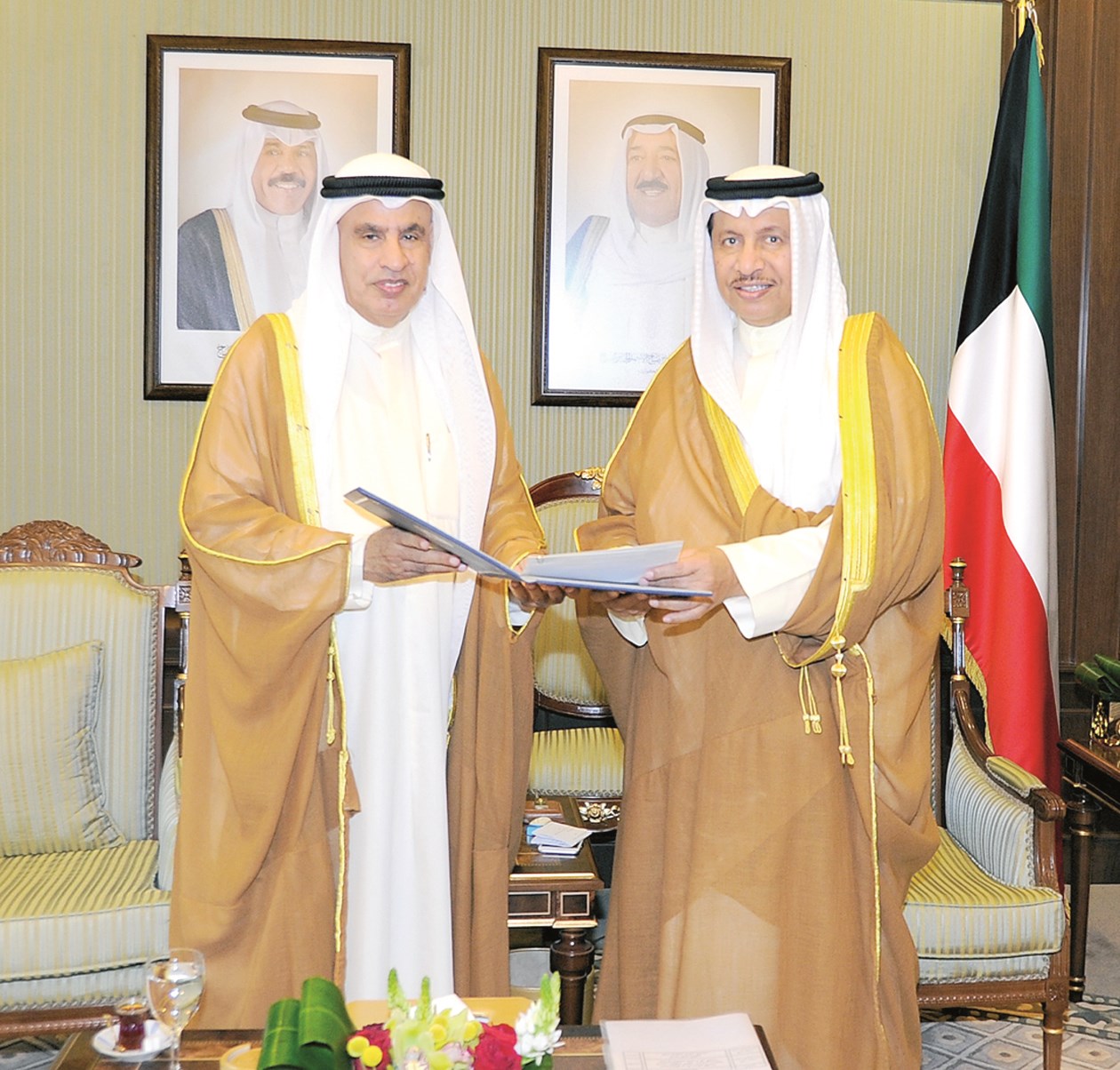 الفضالة يسّلم المبارك نسخة من التقرير